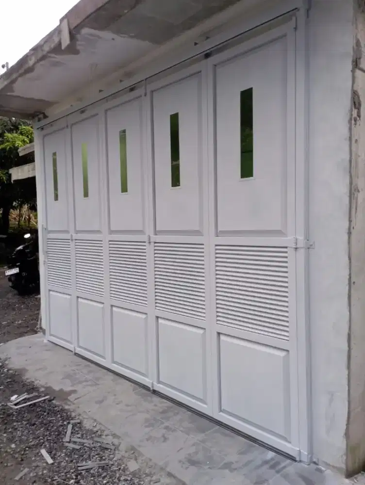 Pintu garasi model lipat