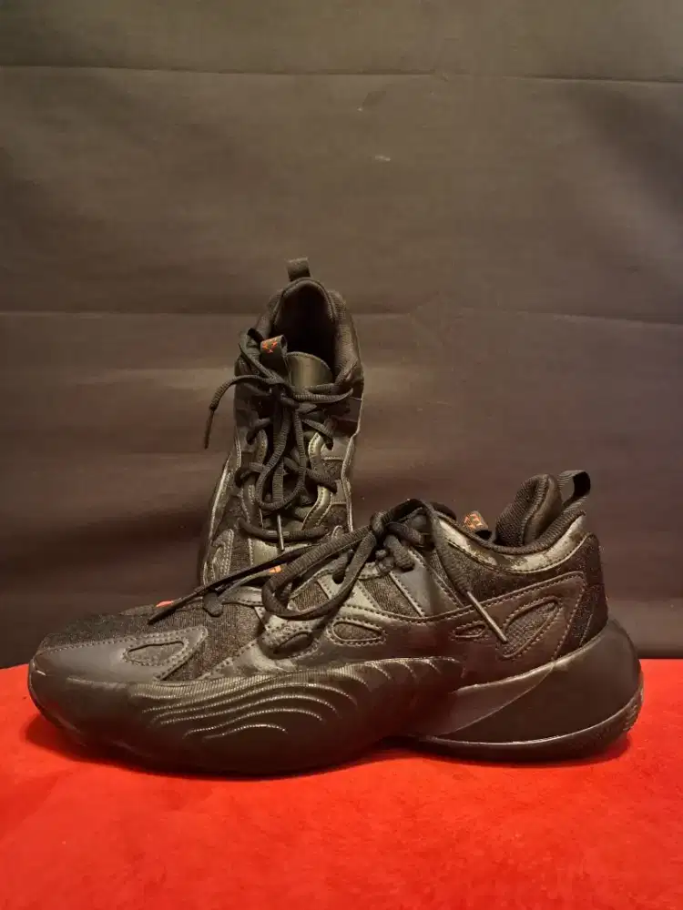 Sepatu Basket Adidas Trae Young Like New