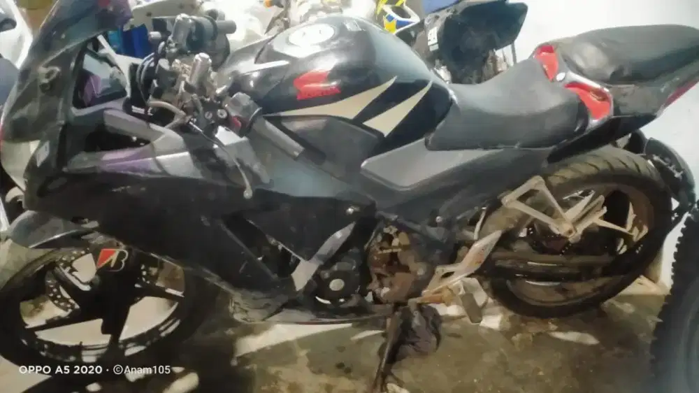 DI JUAL MOTOR HONDA CBR 150R TAHUN 2015