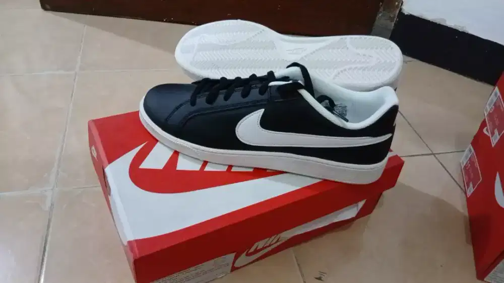 Sepatu jalan atau bergaya