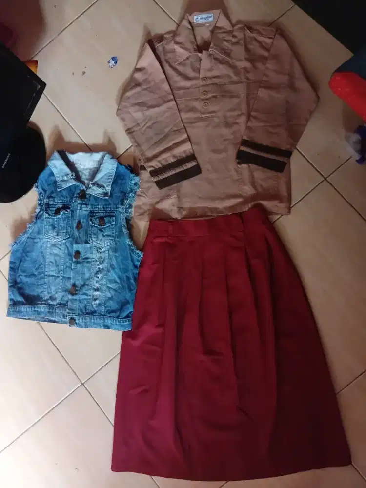 Take all atasan pramuka SD, rok merah SD, dan vest denim anak 6-7th