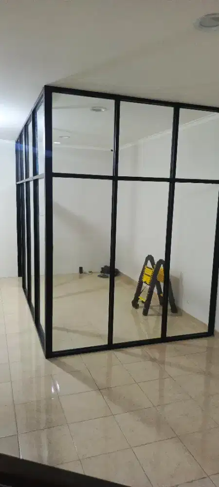 Partisi kaca kombinasi gypsum