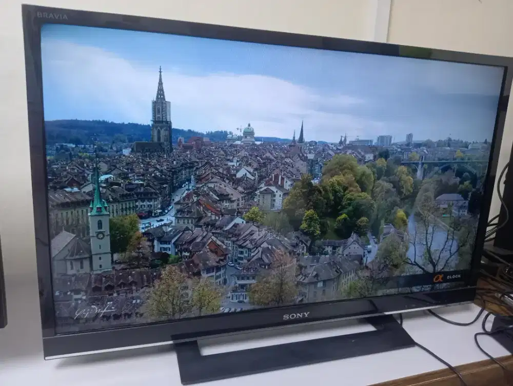 Jual cepat LED TV Sony Bravia 32 Inch, 
Analog, HDMI, Remote.