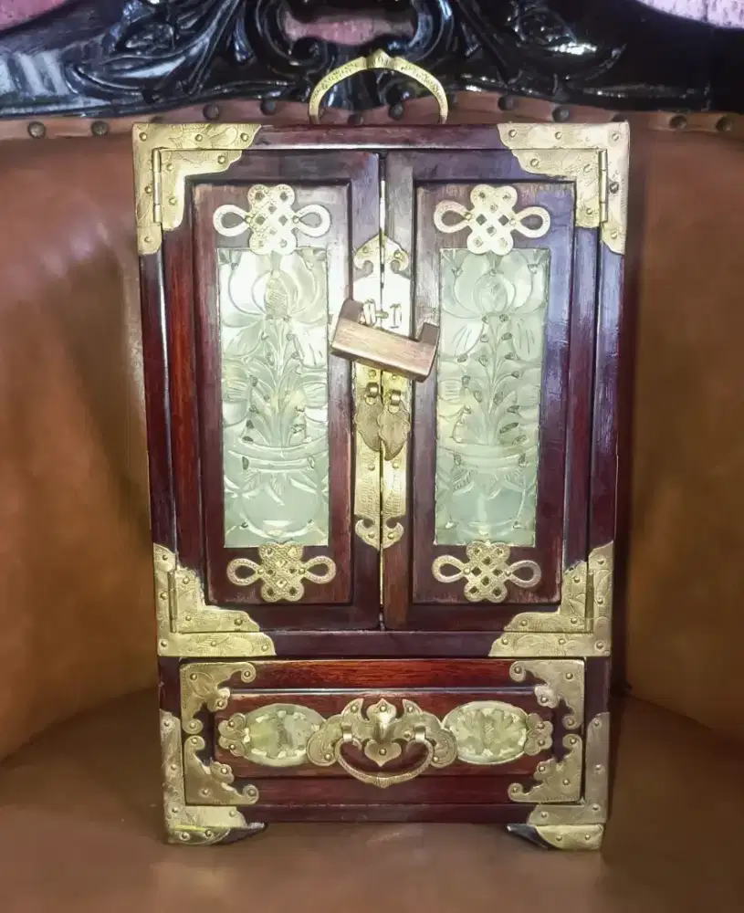 Box Perhiasan Antik Cina Ukiran Rosewood dan Giok Putih, Kuningan