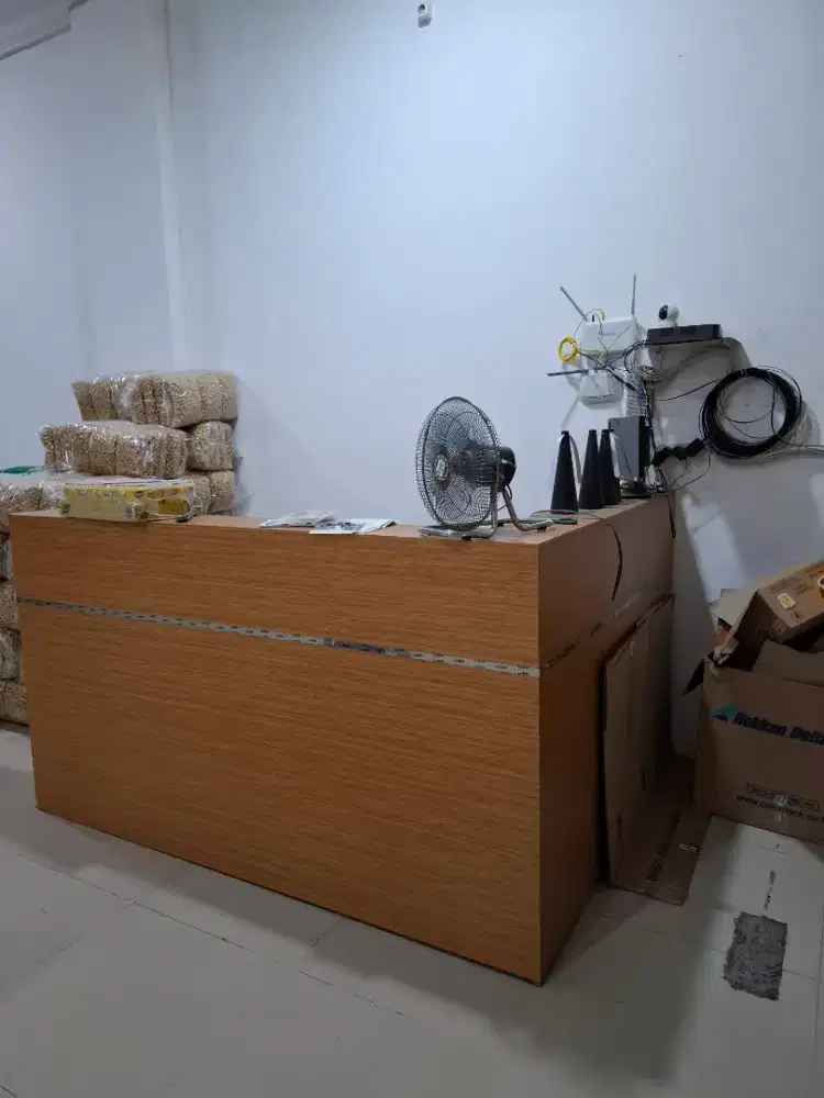 Meja kasir bentuk L