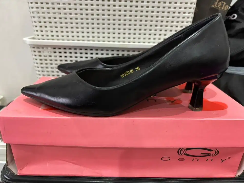 Sepatu kerja warna hitam tinggi 3 cm