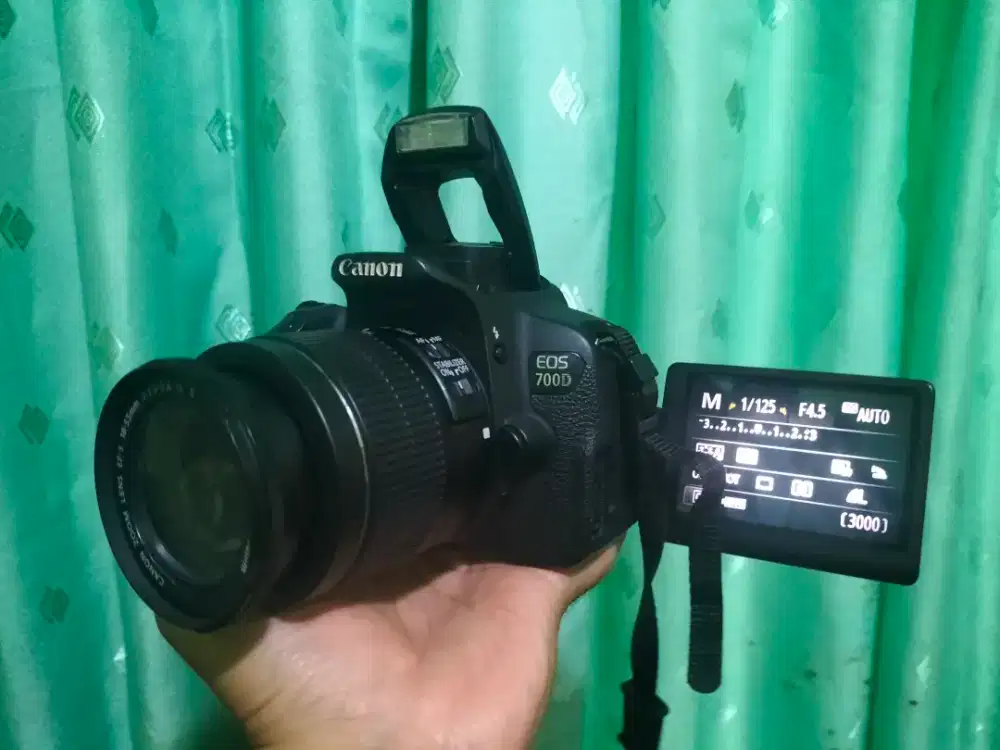Kamera dslr Canon 700D touchscreen+layar lipat