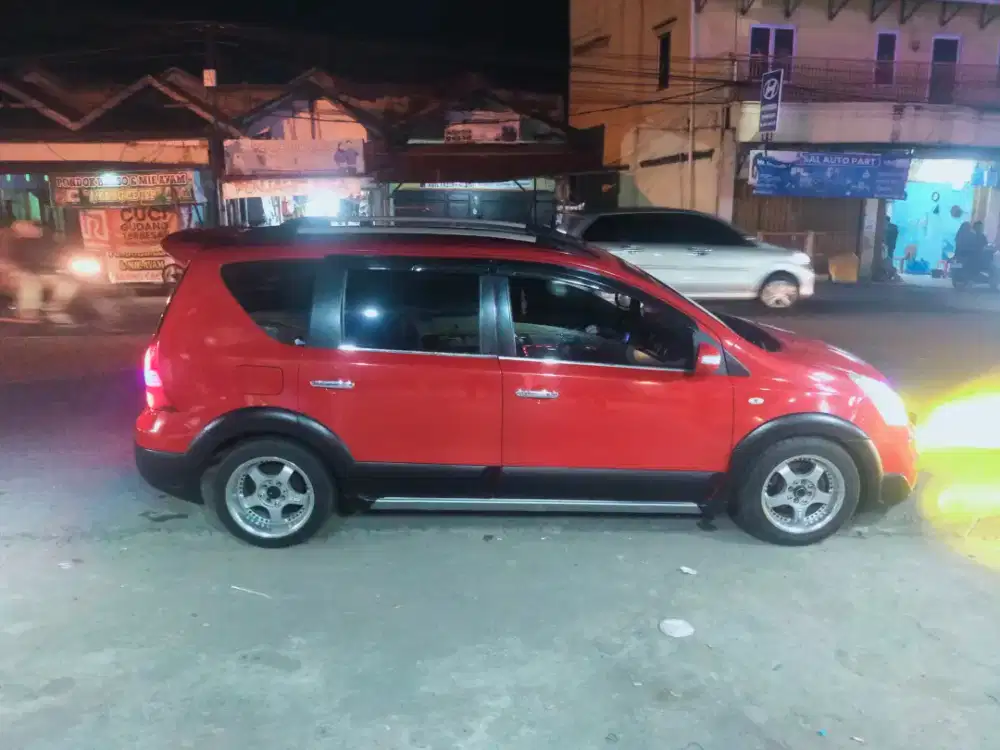 Livina tahun 2009 warna merah