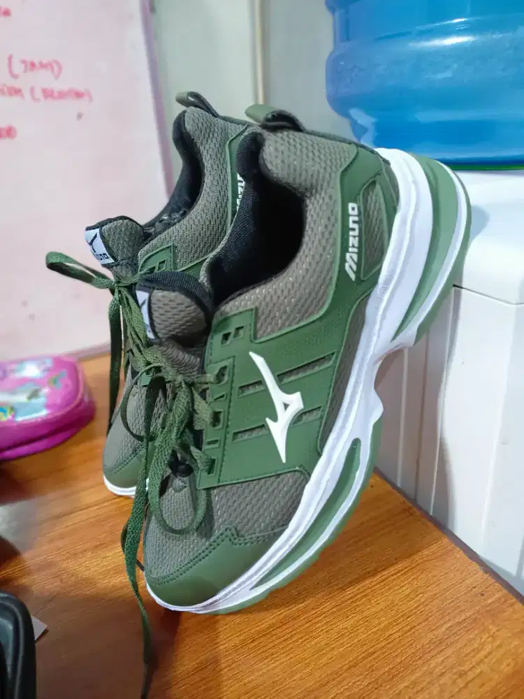 Sepatu pria merk mizuno