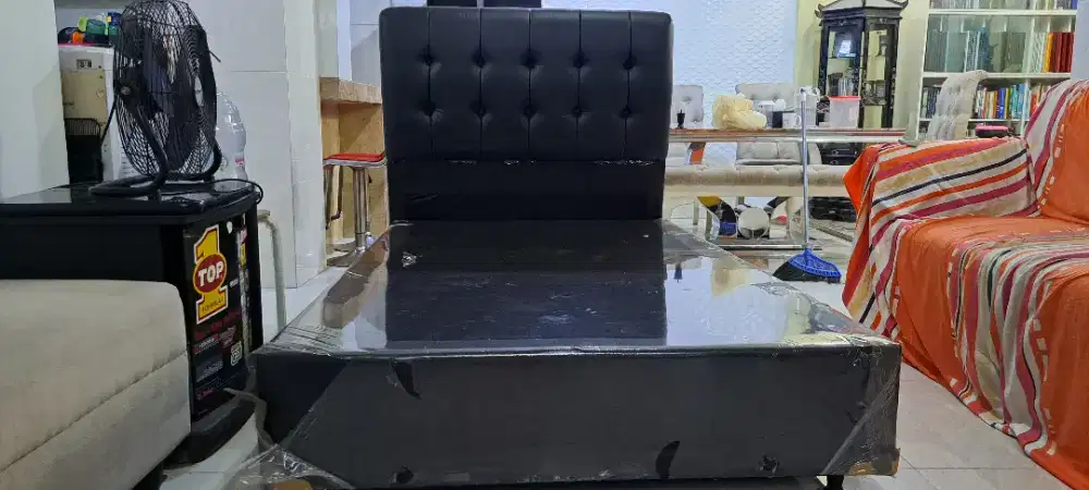 Jual Dipan 120x200 cm,seperti baru,4 laci kanan kiri.masih bagus