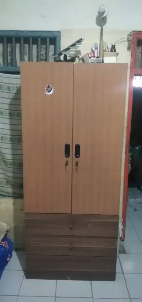 Lemari dan tempat tidur