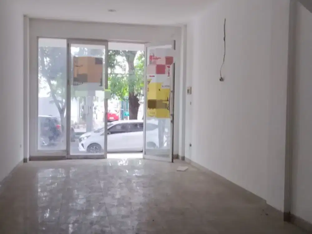 Ruko hoek rapih siap pakai di jalan biru laut - Kelapa Gading