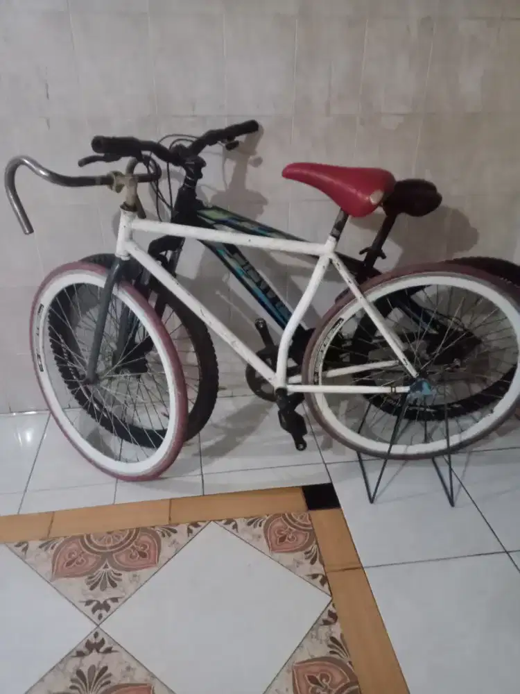 Sepeda fixi warna putih rem torpedo