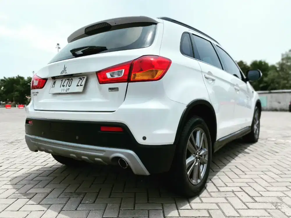 Outlander PX Limited Action Putih