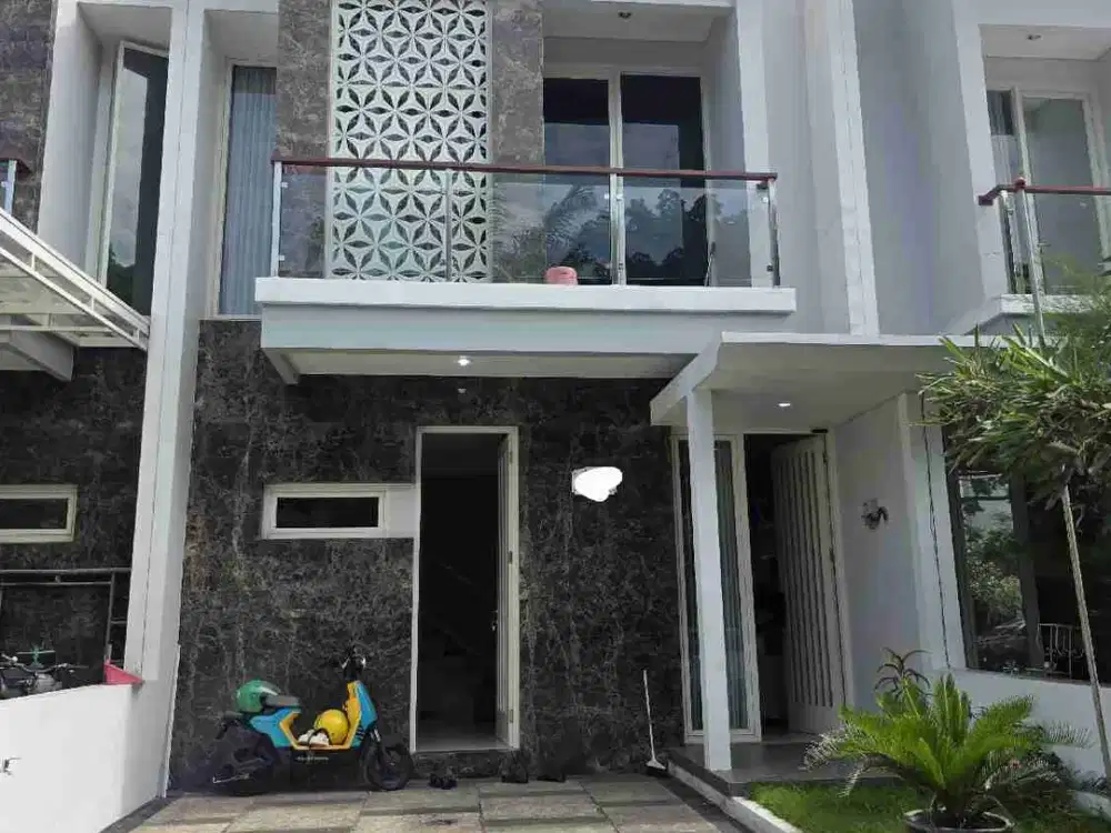 DIJUAL RUMAH OPER LENGKAP FURNISH DAN PRIVATE POOL DEKAT EXIT TOL SIDOARJO
