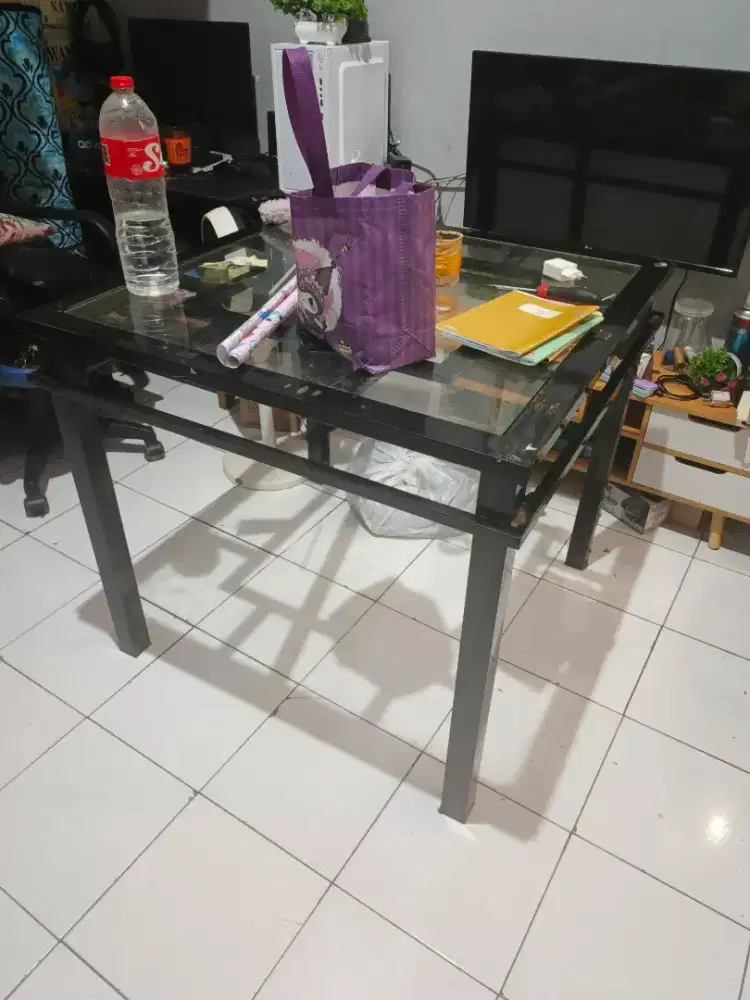 Meja makan ukuran 90 cm x 90 cm bekas masih bagus