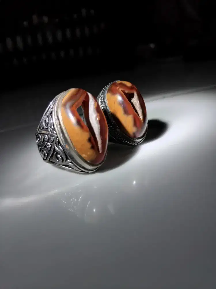 Cincin Batu Combong Unik