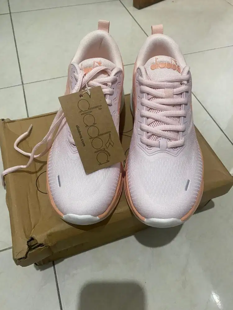 Dijual sepatu merk diadora