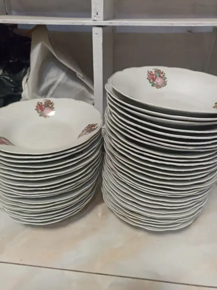 Piring gambar nyonya