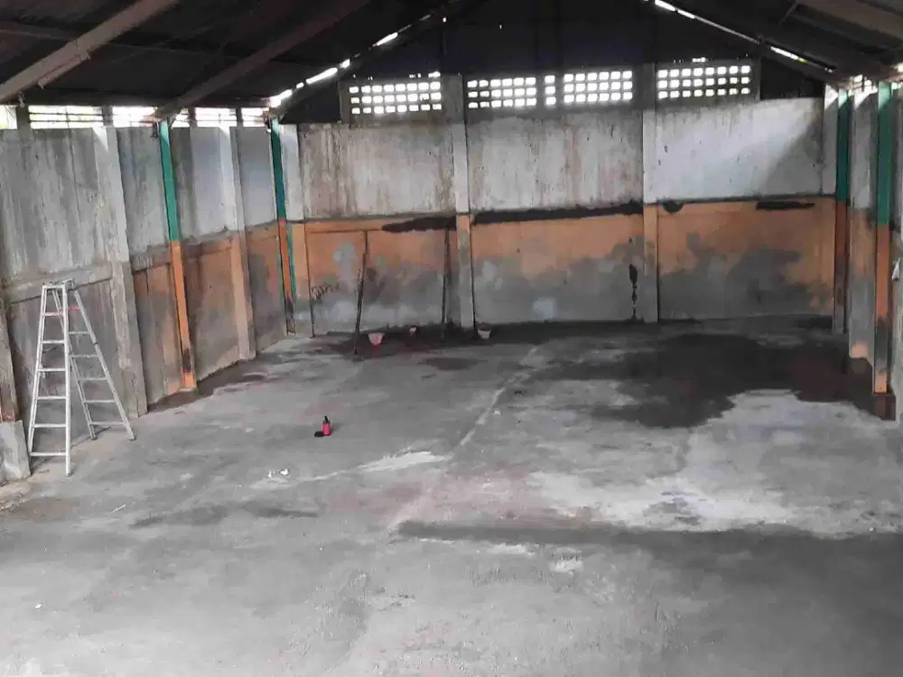 Di sewakan murah Gudang pinggir jalan luas 350 m2.