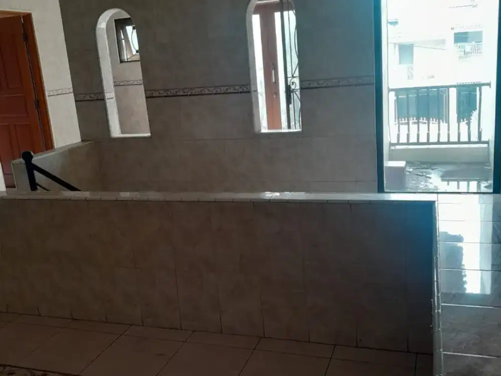 DISEWAKAN RUMAH BESAR DENGAN LUAS 180M2 TAMAN SURYA JAKARTA BARAT