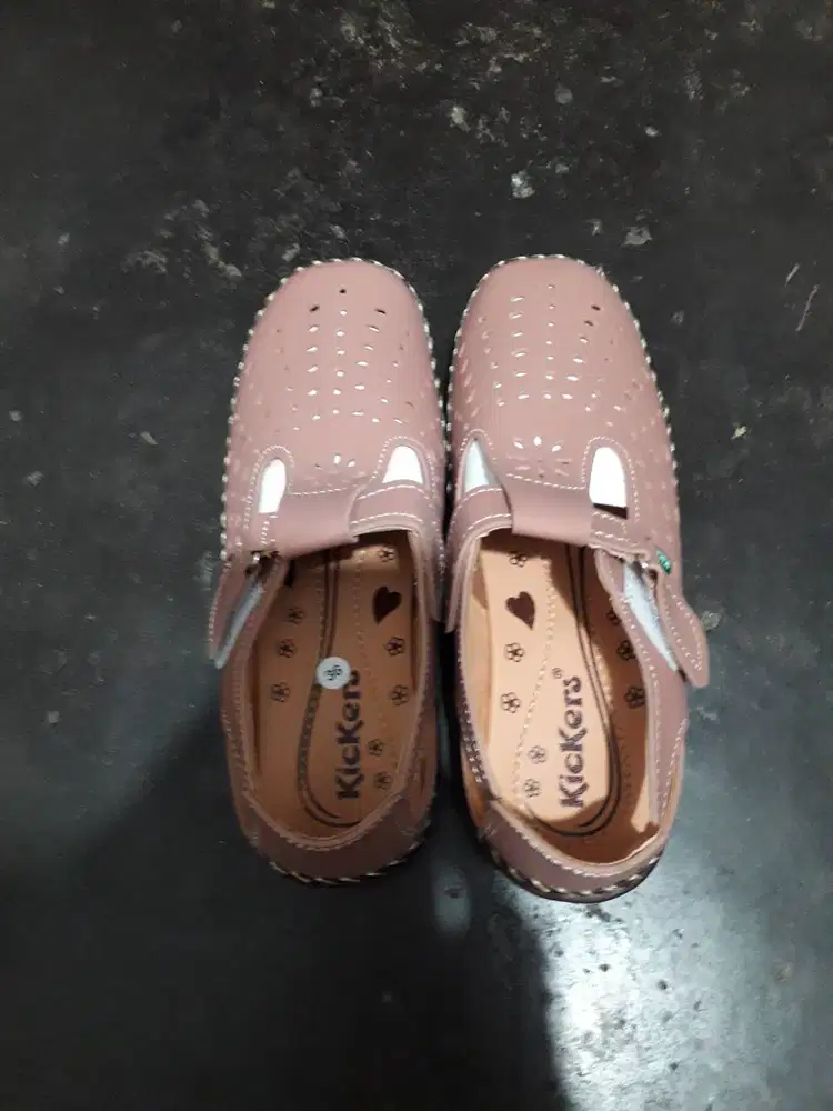 Di jual sepatu wanita merk kickers