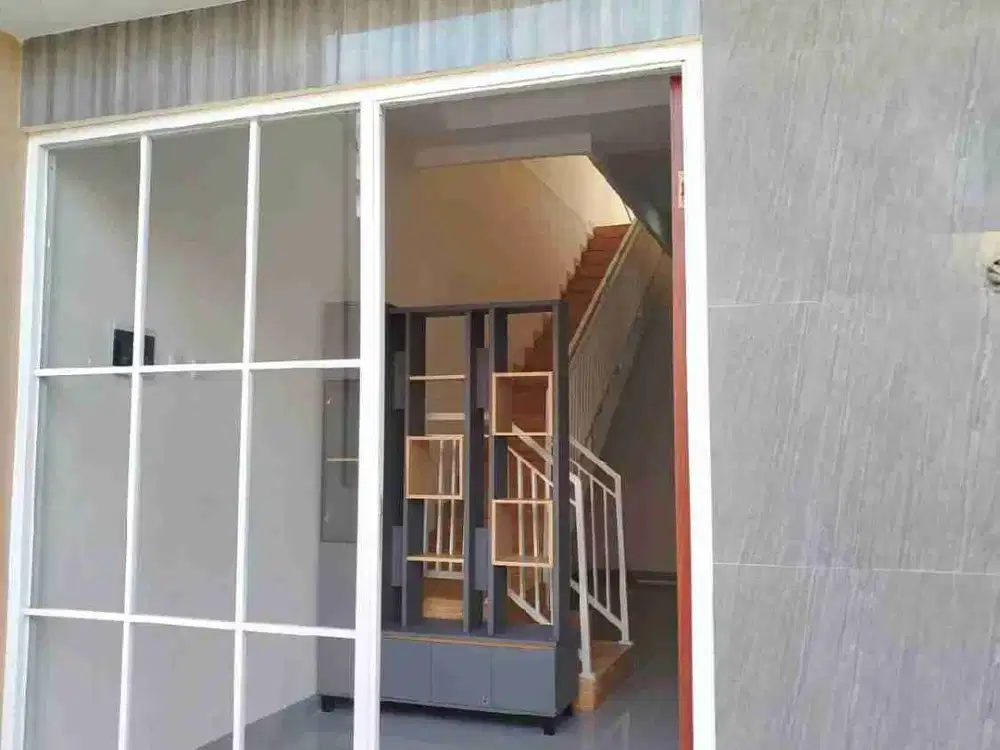 Dijual Rumah Mulyosari 2 lantai Semi Furnish. Row Jalan Lebar