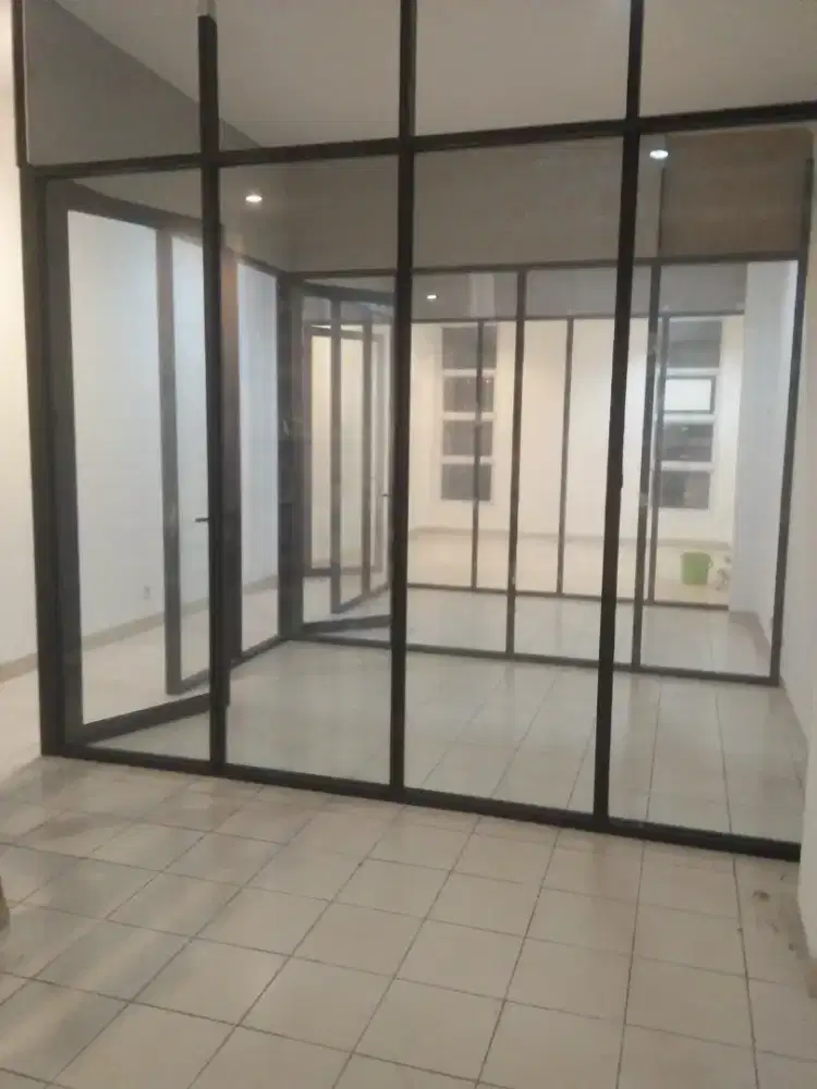 Partisi kaca dan partisi gypsum