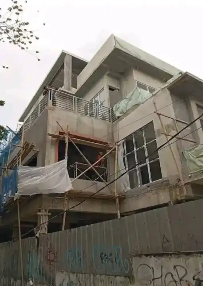 Tukang bangunan harian atau borongan