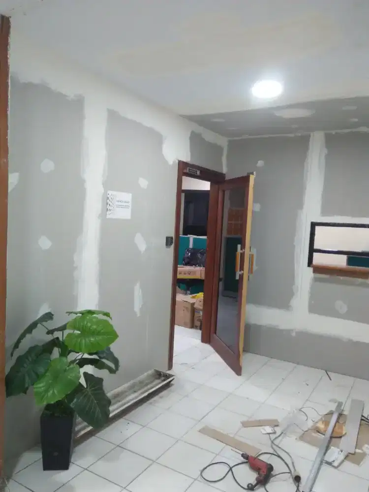 Mengerjakan partisi gypsum
