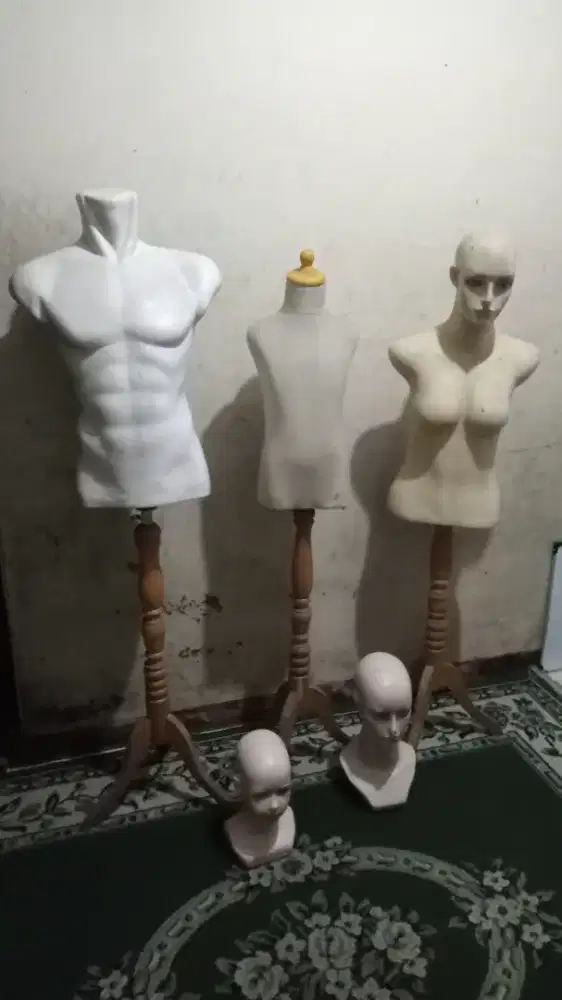 Manekin badan wanita dan badan pria berikut tiang kaki