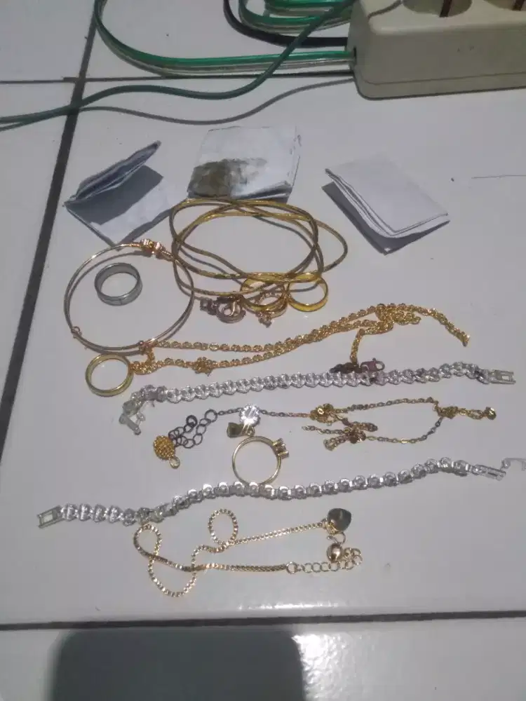 Aksesoris mas bersurat