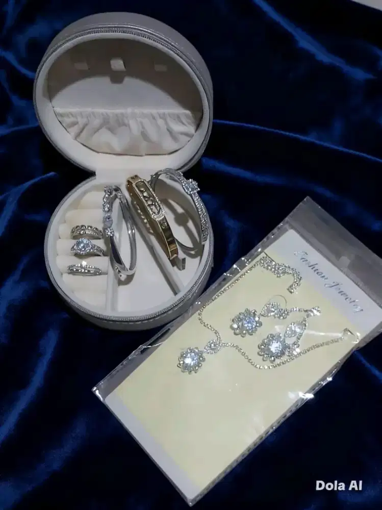 Perhiasan emas Imitasi Elegan