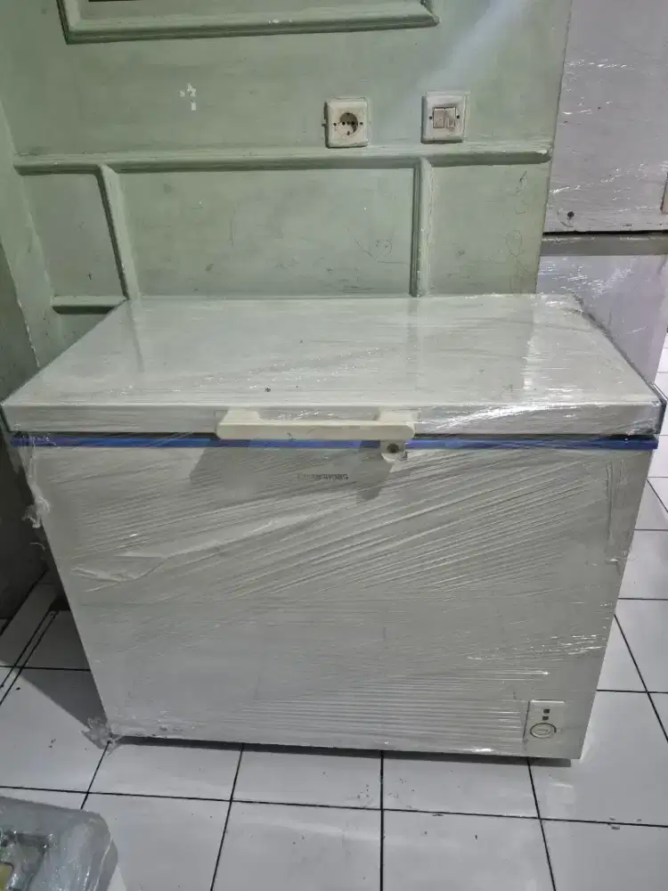 Freezer box 210 L merk changhong siap pakai