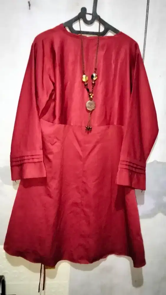 DRES warna merah motif di lengan,cocok untuk segala acara