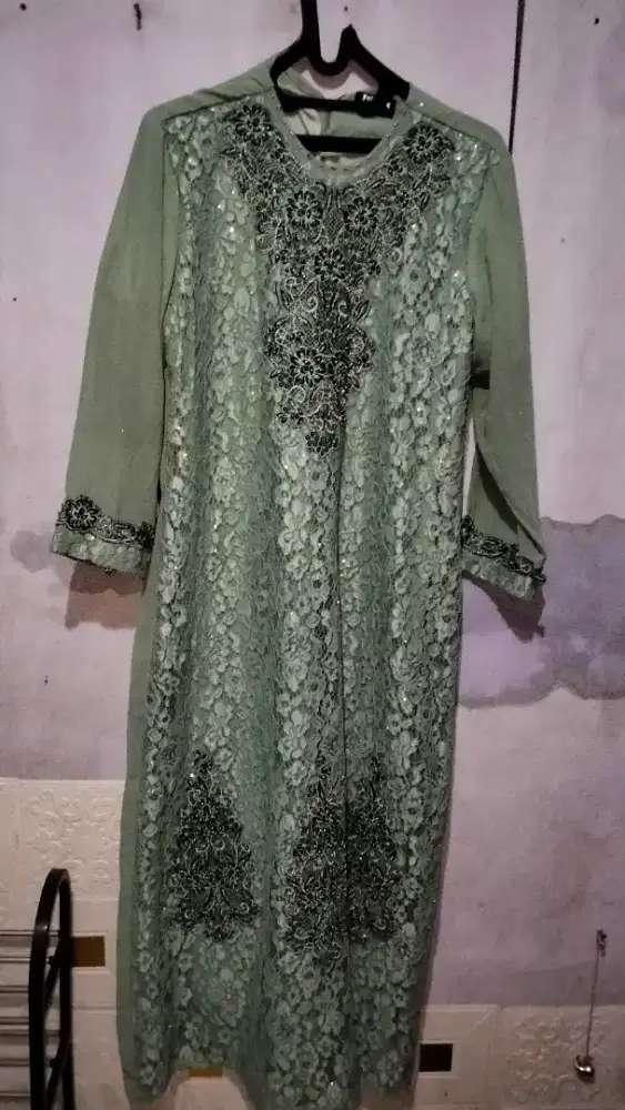 DRES kebaya bruket hijau daun,motif bunga parlet dan pernik.