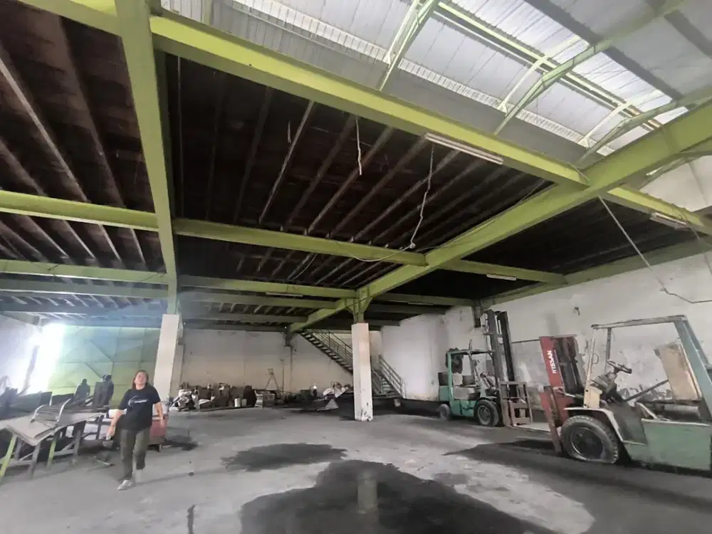 Gudang Margomulyo Bentuk L