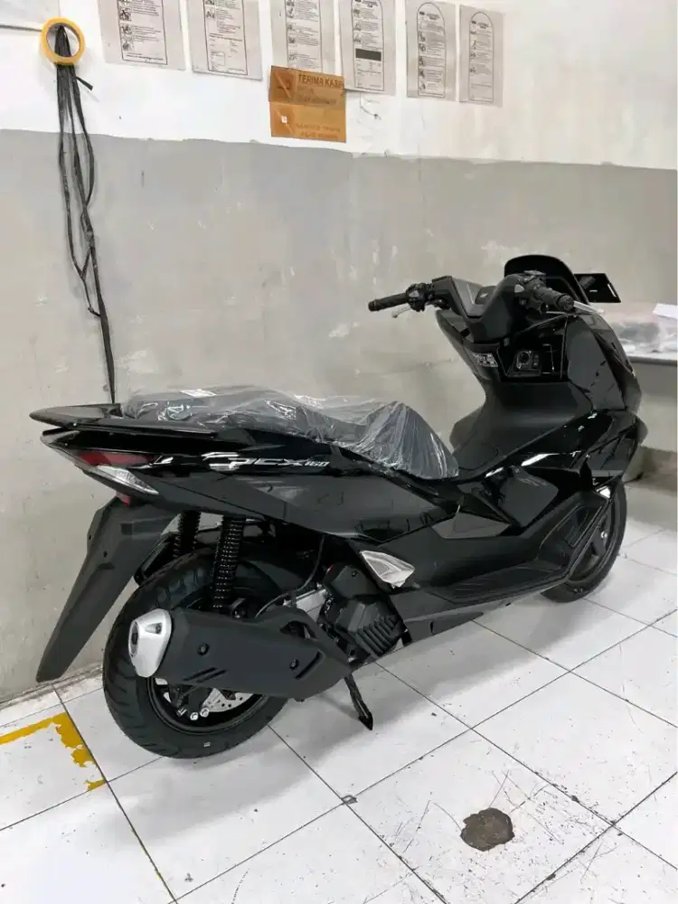 HONDA PCX 160 CBS HITAM