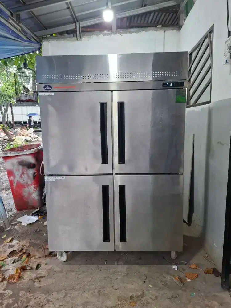 Upright chiller 4 pintu kulkas pendingin merk Sanden Intercool murah