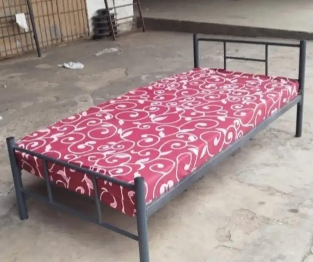 Ranjang besi satu set kasur