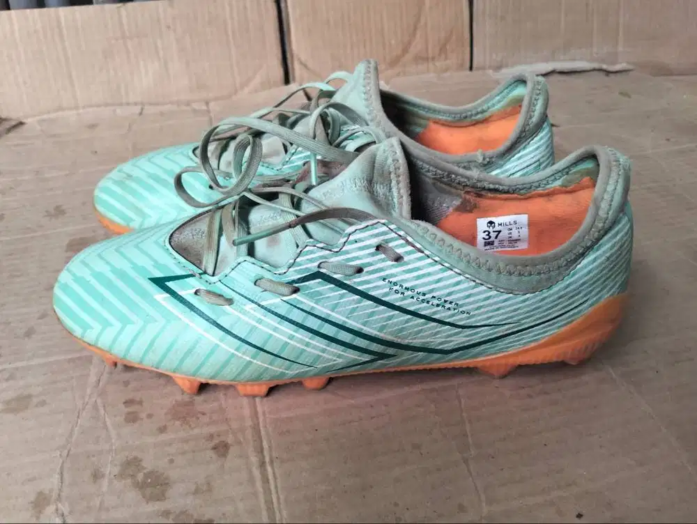 Sepatu bola anak merk specs size 36 dan Mills size 37