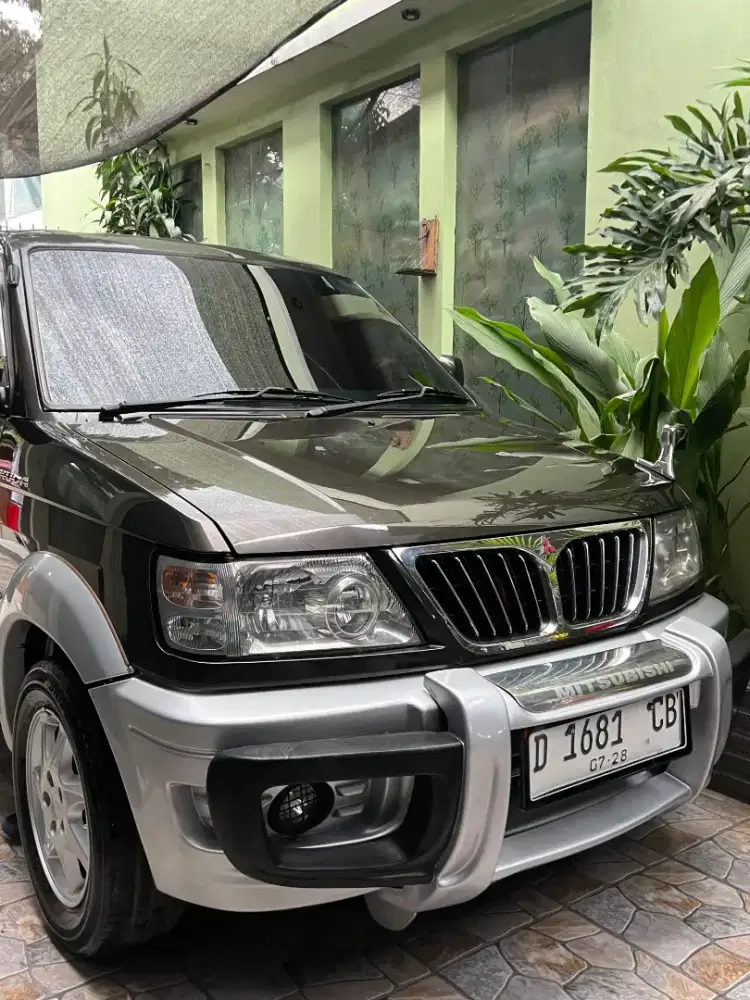 Mitsubishi kuda Grandia 2003