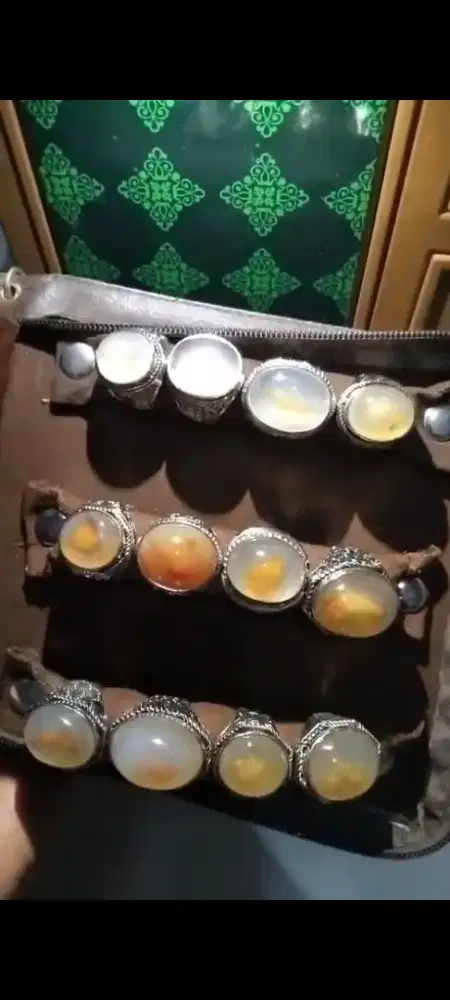 Borongan batu yakut combong dalam