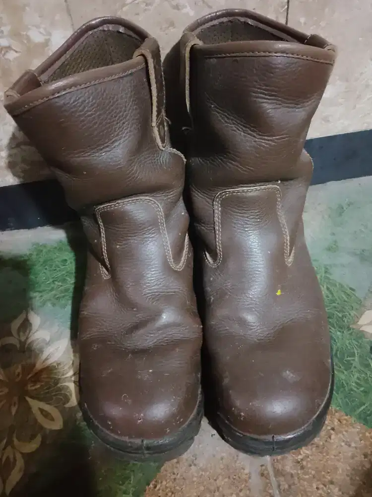 Sepatu safety crusher