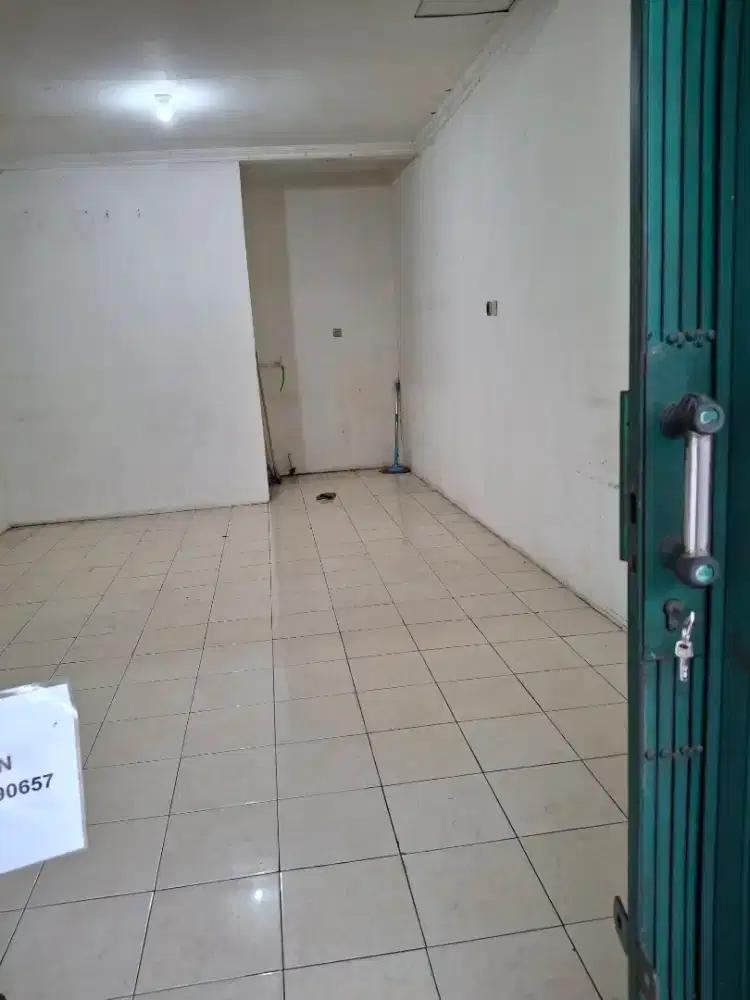 Disewakan Kios di pinggir jalan Erha Gandul.