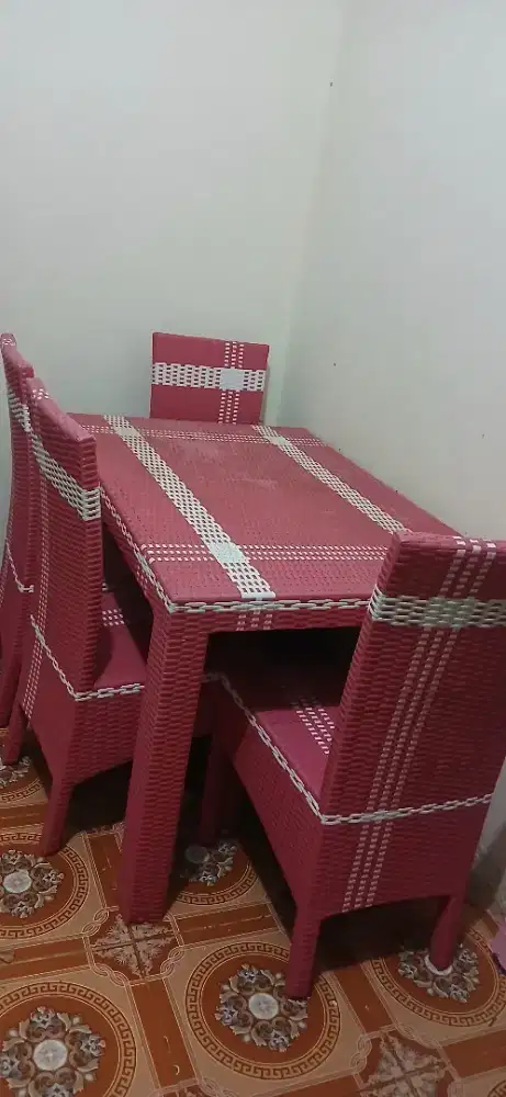 Meja makan lucu (bekas)