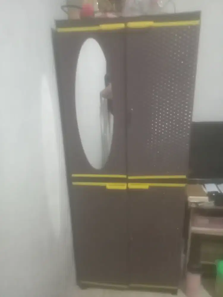 Di jilat lemari pakaian