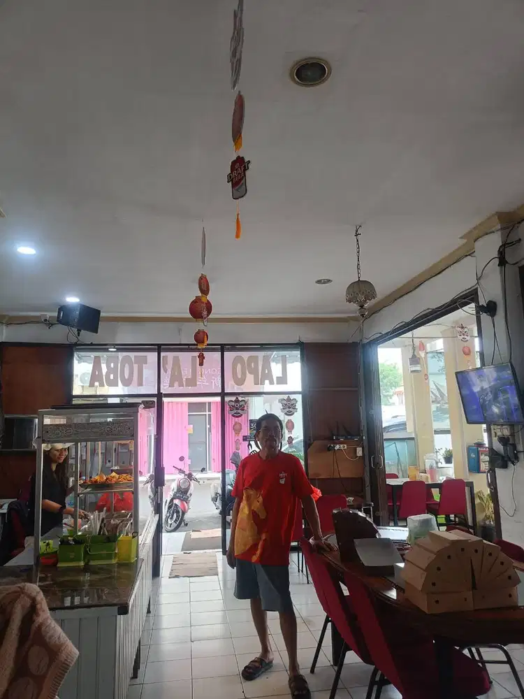 tenaga pelayan resto