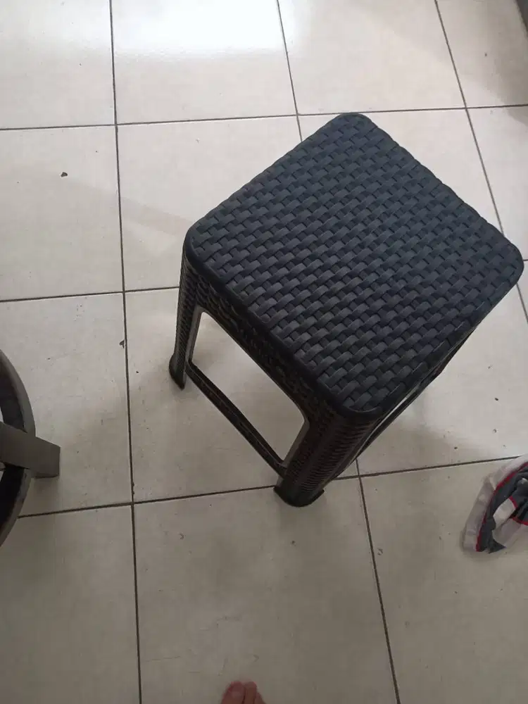 Bangku / Kursi Plastik Anyaman Hitam – Kuat & Multifungsi