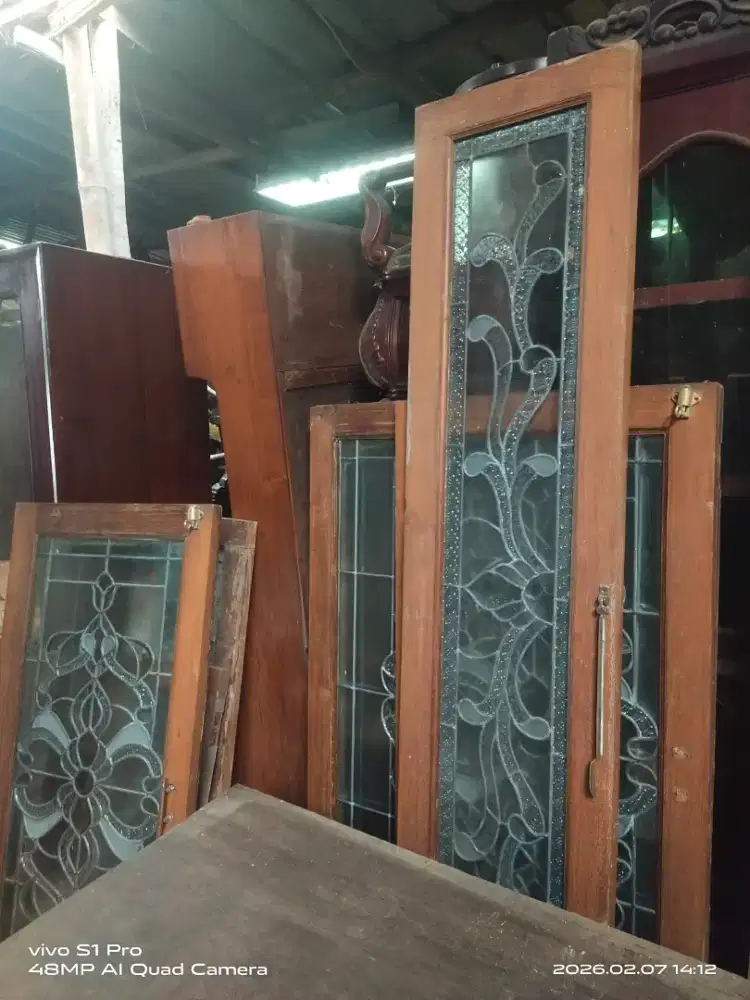 Daun jendela kaca patri ada 12 unit